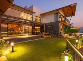 Soul Tree Villa 50 Super Luxury Villa with heated plunge pool and jacuzzi – hotel w mieście Lavasa