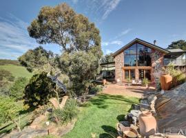 HighRoost Bed & Breakfast accomodation - rural escape, B&B di Red Creek