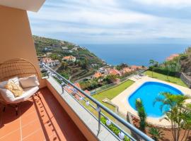 Unique Tropical Style Penthouse with a Dreamy View - by Portugal Collection, appartamento a Calheta