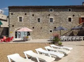 les cigales gîte églantier avec piscine partagée