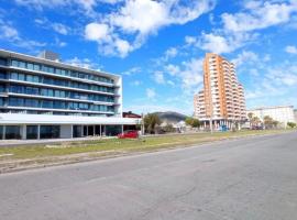 Cómodo apartamento frente al Mar, hotel with pools in Piriápolis