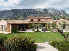 Villa provençale au cœur du pays d’Aix, piscine, vue imprenable, hotel com piscinas em Saint-Antonin-sur-Bayon