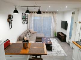 Charmant appartement T2 dans villa avec en supplément spa extérieur de mai à septembre, apartment in Laveyron