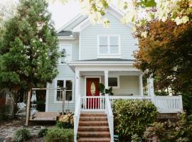 Home with Outdoor Oasis in Downtown Raleigh!, hytte i Raleigh