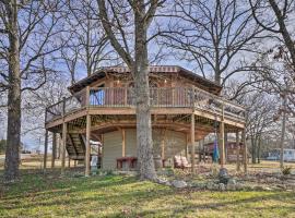 Sunset Bluff Treehouse On Bull Shoals Lake!, hotel with parking in Diamond City