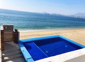 INCREIBLE DEPARTAMENTO A PIE DE PLAYA EN MANZANILLO, COMPLETAMENTE NUEVO, hotel en Manzanillo