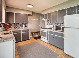 Homey Duplex - 10 Mi to Downtown Grand Rapids!, kuća za odmor ili apartman 