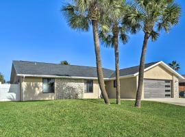 Bright Ormond Beach Home about 14 Mi to Daytona!, hotel with parking in Ormond-by-the-Sea