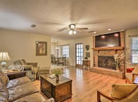 Quiet Dothan House with Fenced Yard and Fire Pit!, hotel v mestu Dothan
