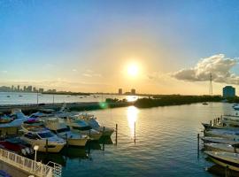 Dzīvoklis Modern waterfront apartment with free parking 5 mins drive to Miami Beach Maiamibīčā