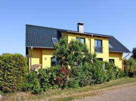 Semi-detached house with a view of the water at Neuendorf harbor, hotel with parking in Neuendorf