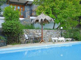 Holiday home in Prina near Agios Nikolaos, hotel di Prína