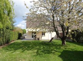 Semi-detached house, Bréhal, готель у місті Bréhal