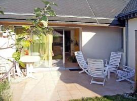 Enchanting holiday home in St Martin-de-Bréhal with terrace, hospedaje de playa en Coudeville