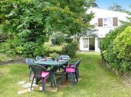 Holiday home 150m from the sea, hotel sa Denneville