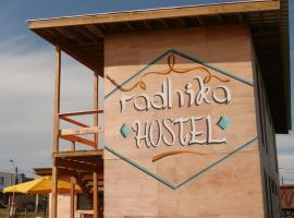 Radhika Hostel, hotel en La Pedrera