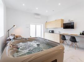 Love room Jacuzzi Sauna Privatif Marseille: Marsilya'da bir otel