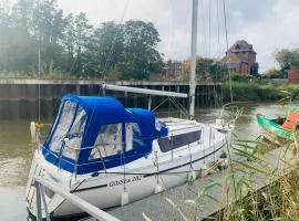 Cosy Sailing Boat Glamping Accommodation on the River in Sandwich