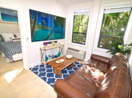 Tropical Beach Condo - Pool, Parking, 86" TV, WiFi, serviced apartment in Palm Beach