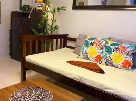Cozy Boo Bed and Breakfast near Enchanted Kingdom by Dynel, hostel u gradu 'Santa Rosa'