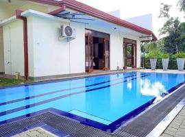 Heaven Thalalla- 4BHK Superior Villa With Private Pool and inside apartments, hotel v destinaci Talalla South
