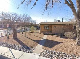 Warm and Welcoming 2BR close to UNM North Campus, apartment in Albuquerque