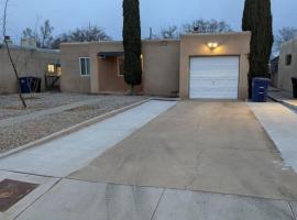 Amazing 2BR Home - Steps to UNM North Campus, hotell Albuquerques