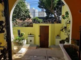 Quarto com varanda em casa próxima a área hospitalar em BH