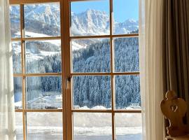 Surrounded by green - Luxury Chalet at the foot of the Dolomites, chal&eacute; alpino em La Villa