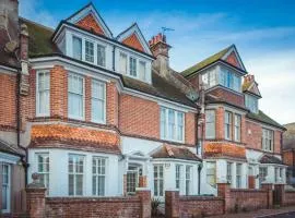 Shipside - spacious, stylish patio garden flat