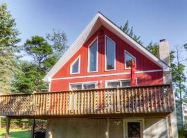 Long Pond에 위치한 호텔 Beautiful Chalet with Hot Tub & Sauna in Poconos