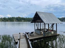 Buzzard Roost on the Lake, hotel en Northport