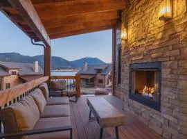 NEW CABIN! Indoor Outdoor Fireplace, Jacuzzi, Heated Bathroom Floors