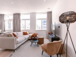 Luxurious apartment in beautifully renovated historic town house near the beach, apartment in Blankenberge