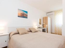Villa Mira Double Room with Private Bathroom, hotel in Tar