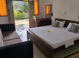 Villa Sunrise, hotel en Induruwa