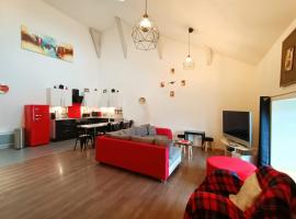 Superbe appartement type loft en duplex rue Buat, מקום אירוח בשאלון אן שמפאן