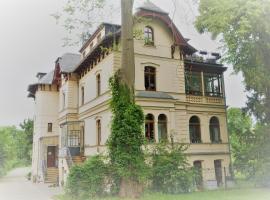 Villa Moser - Ferienwohnung mit Terrasse, hotel cerca de Casa Otto Dix, Gera