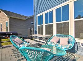 Modern Lewes Home with Deck, Grill and Pond View!、ルイスのホテル