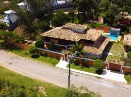 Belíssima Casa com extensa área externa - piscina, sauna, churrasqueira e campo de futebol - com 5 suítes e a 500 metros da Rua das Pedras