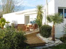 holiday home with indoor pool, Le Porge, semesterhus i Le Porge