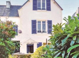 Lovely Home In Chateauneuf Du Faou With Wifi, casa en Saint-Thois