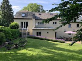 Beautiful group house with large garden, haustierfreundliches Hotel in Gouvy