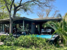 Imani Bush House & Silver Sky Chalet, hotel in Hluhluwe