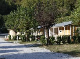 Camping Le Jardin 3 étoiles - chalets, bungalows et emplacements nus pour des vacances nature le long de la rivière le Gijou, Unterkunft in Lacaze