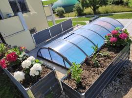 Ferienhof Broger FeWo Bergblickle mit Pool, hotel i Neukirch