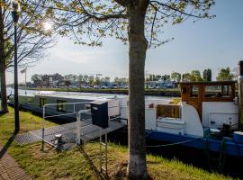 Houseboat Jana - with sauna and terrace, лодка в Брюж