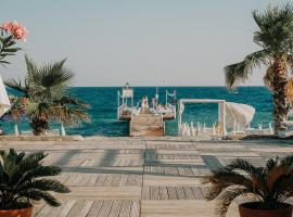 RAW BEACH HOTEL, hotel dicht bij: Luchthaven Antalya - AYT, Antalya
