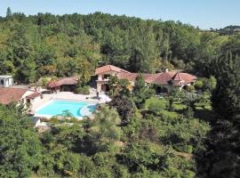 Luxury family villa in the heart of Gascony. Large pool & gorgeous view, hotel keluarga di Tourdun