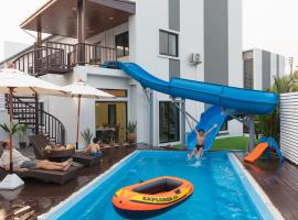 Villa 55 - Fun Water Slide, villa í Chiang Mai
